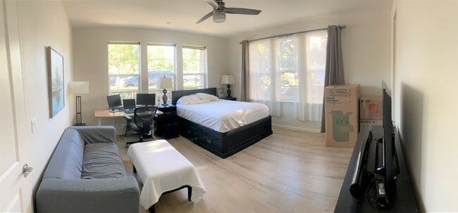 Building Photo - Gorgeous 4 Bed/4 Bath End Unit Condo with ...