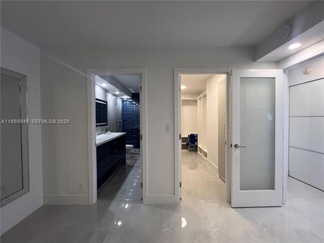 Building Photo - 100 Bayview Dr