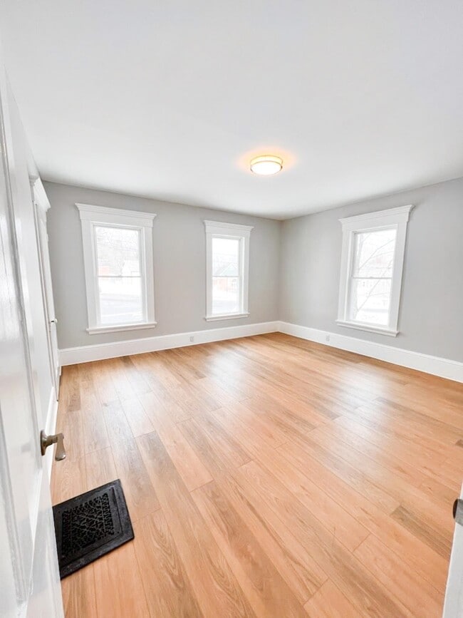 Building Photo - 178 Pleasant St