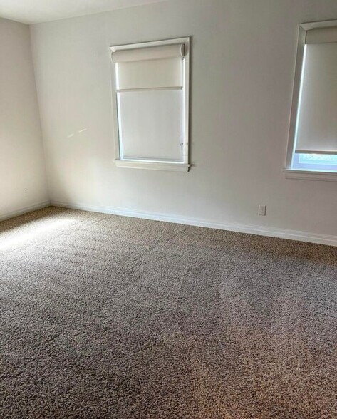 Building Photo - 333 S Alvernon Way