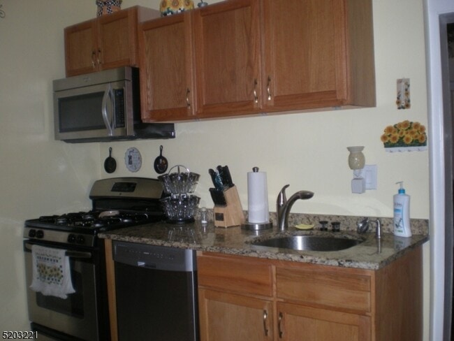 Building Photo - 147 Phelps Ave