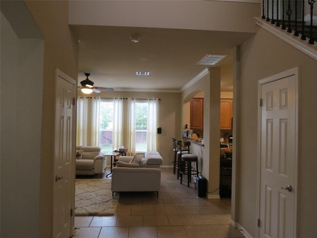 Building Photo - 402 Las Colinas Dr