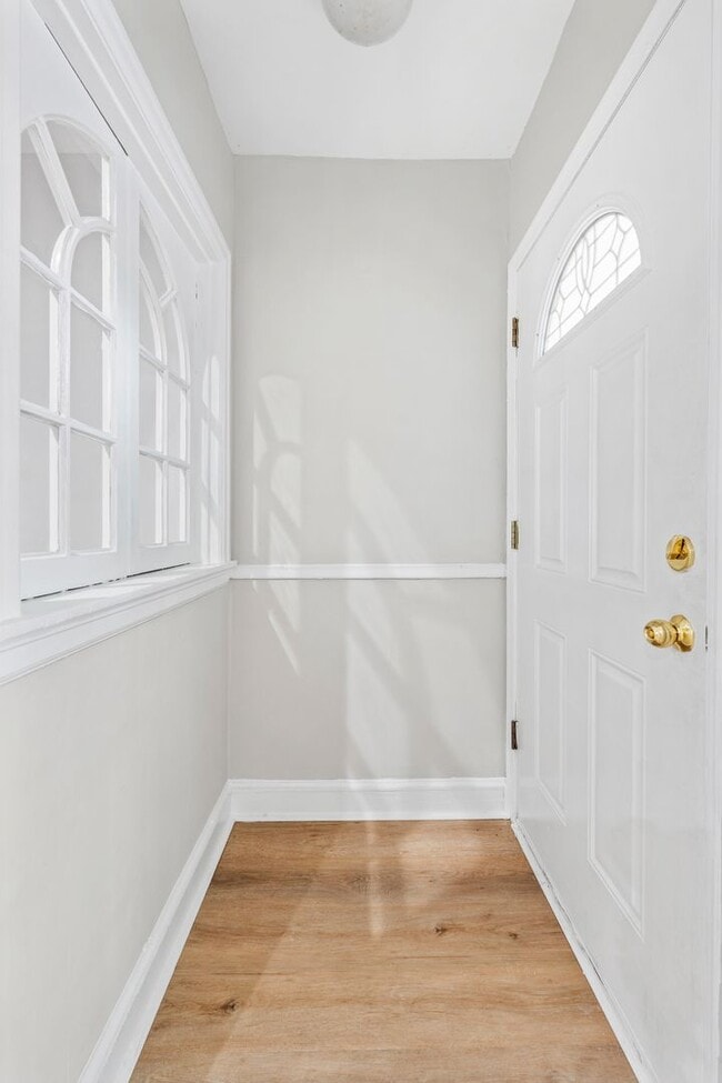 Building Photo - ???UPDATED 3 BEDROOMS AND 1BATH HOME WITH ...