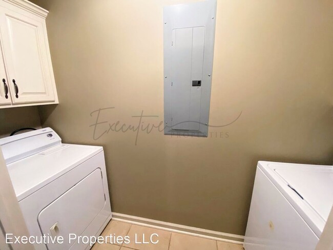 Building Photo - Spacious 2-Bedroom Duplex Near McNeese Sta...
