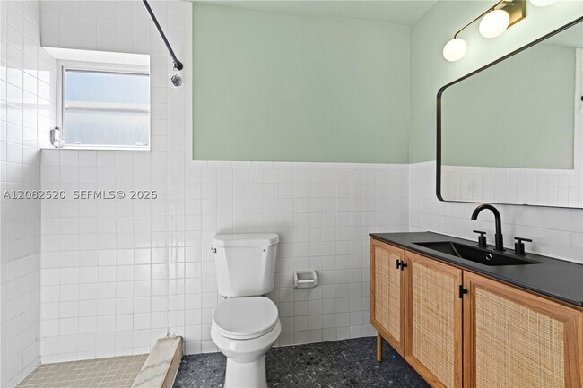 Building Photo - 1085 NE 34th St