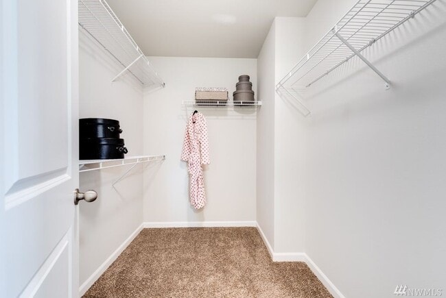 Building Photo - Newer 4 Bed 2.5 Bath with Bonus Room!!
