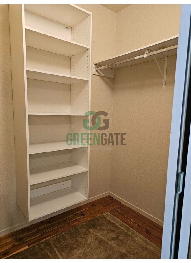 Building Photo - MOVE-IN SPECIAL $500 off first month!! Bea...