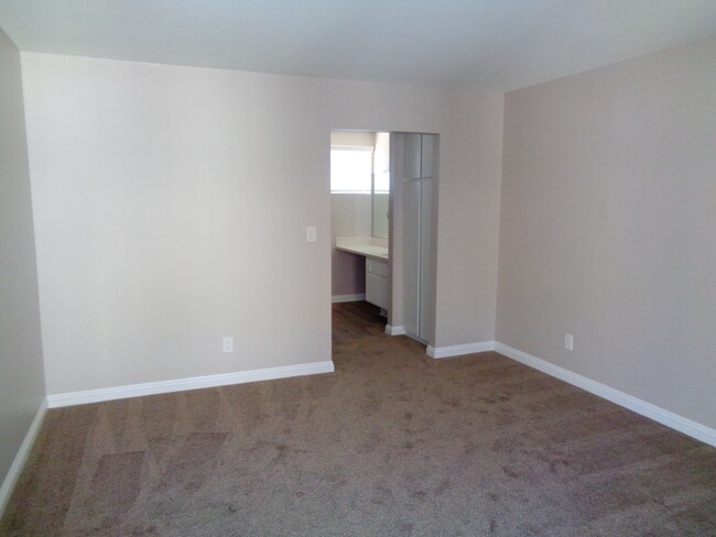 Building Photo - 2 Bed 1.5 Bath Condo, with Central AC in W...