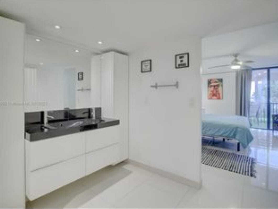 Building Photo - 3375 N Country Club Dr