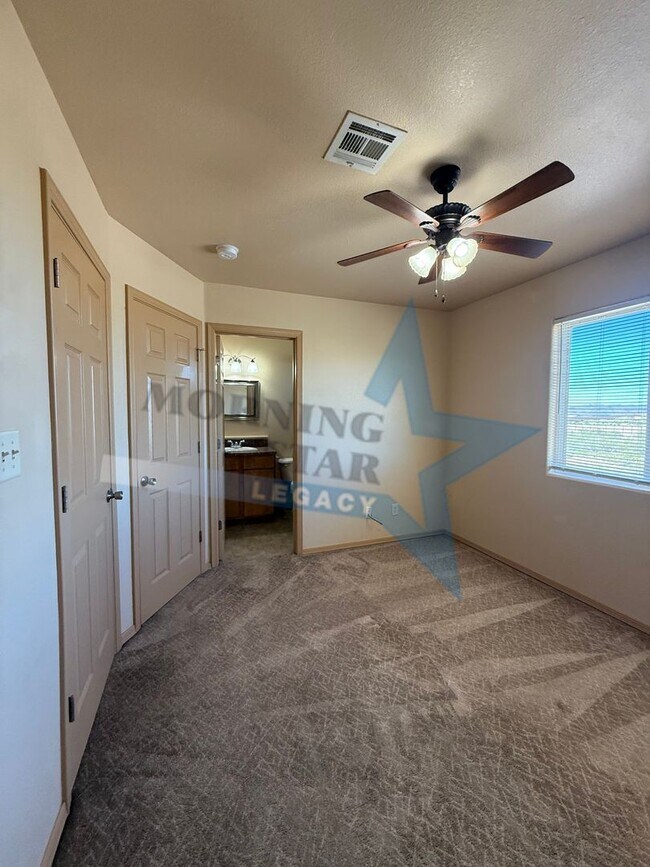 Building Photo - Sweet townhouse in Del Rey!