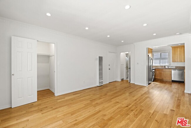 Building Photo - 1233 N Harper Ave