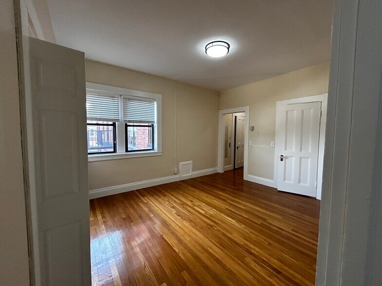 Building Photo - 1402 Beacon St