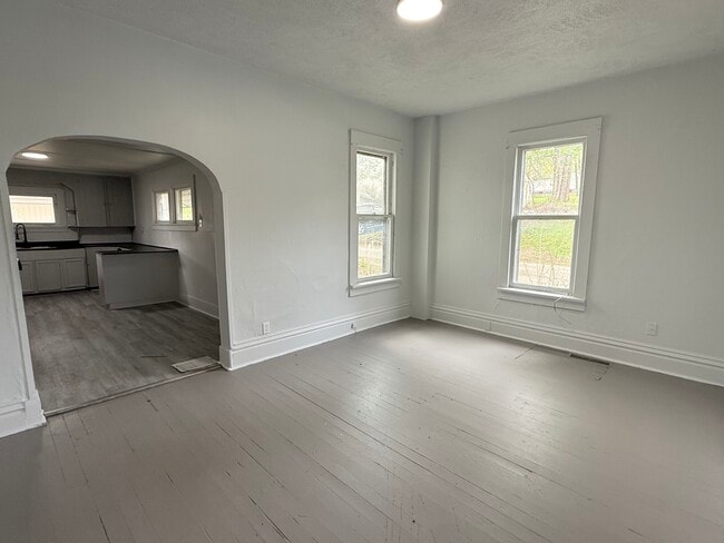 Building Photo - 307 Andrew St