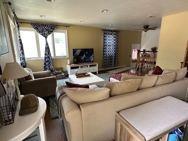 Building Photo - CUTE 3BD RANCHER WITH CHARACTER IN CENTRAL...