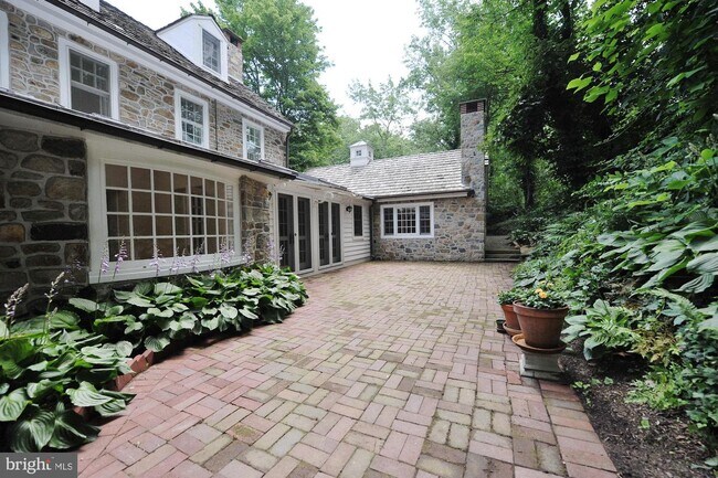 Building Photo - 1420 Creek Road Trail