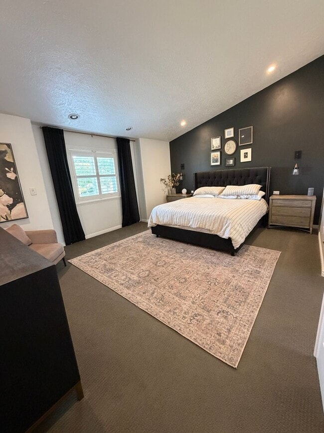 Building Photo - Beautiful 4 bedroom, 3 bathroom Home with a pool!!