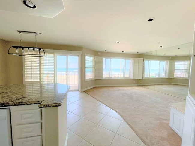 Building Photo - BEACH FRONT CONDO - Panoramic Ocean Views!