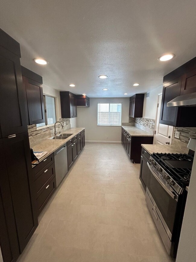 Building Photo - 852 Glenwick Ave