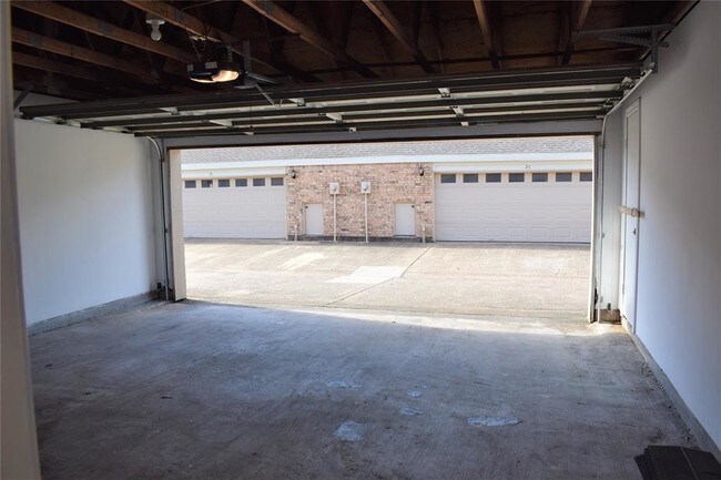 Building Photo - 600 Wilcrest Dr