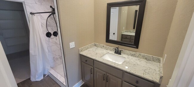 Building Photo - 3 bedroom 2.5 bath / Community pool / 2 ca...