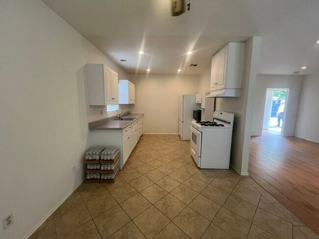 Building Photo - 17430 Gledhill St