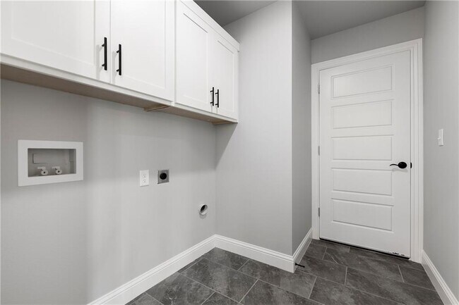 Building Photo - 2811 SW Hampshire Ave