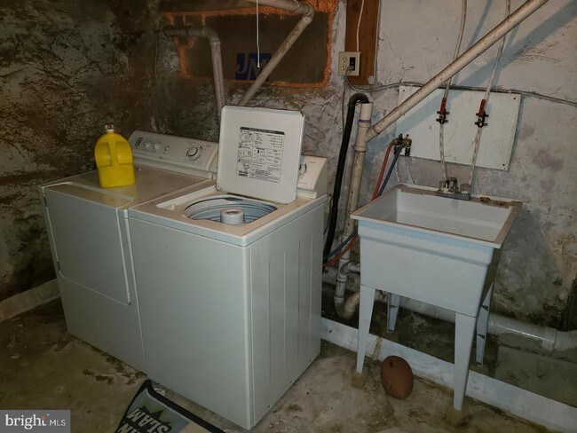 Building Photo - 1925 N Myrtlewood St