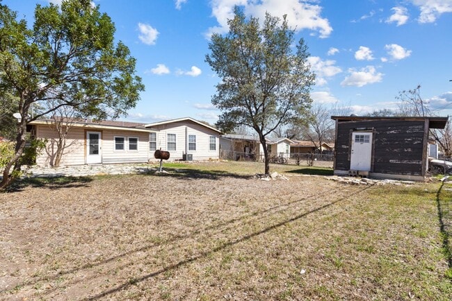 Building Photo - Charming Home Awaits: Spacious & Modern Living in a Prime Location