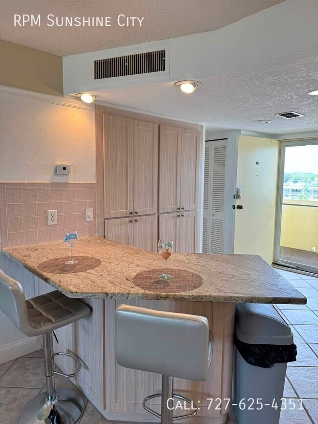 Building Photo - 4550 Cove Cir