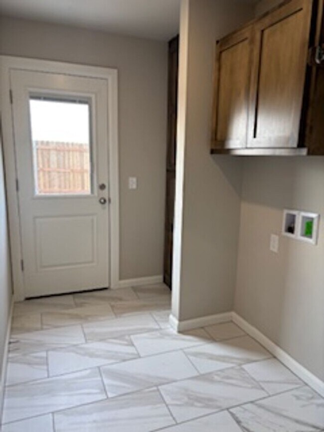 Building Photo - New Home! 1st month free!