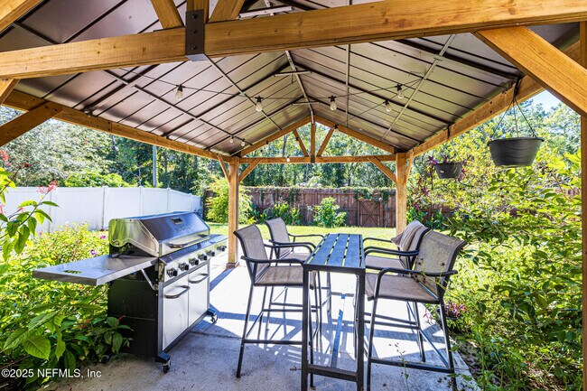 Building Photo - 2408 Bonnie Lakes Dr