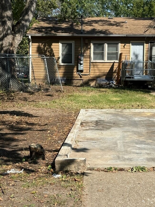 Building Photo - Centrally located 2 bed 1 bath duplex