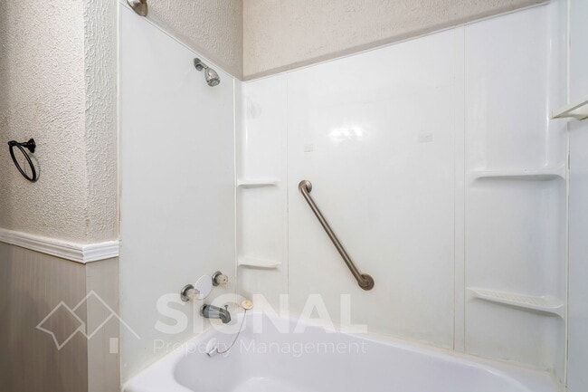 Building Photo - 1052 Apple St