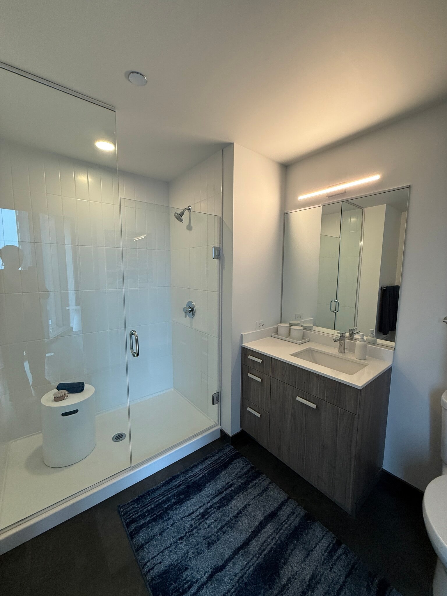 Building Photo - 450 E Waterside Dr