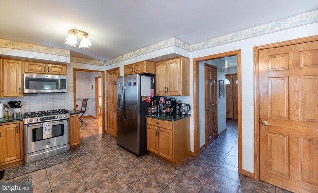 Building Photo - 211 Caravan Dr