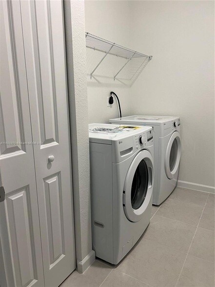 Building Photo - 714 SE 13th Ct