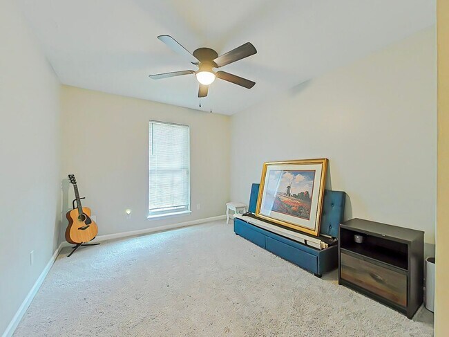 Building Photo - 4 Bedroom Brick Ranch in Woodlake!