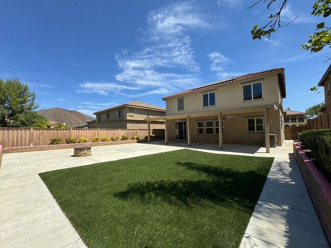 Building Photo - 5 Bedroom Canyon Hills home