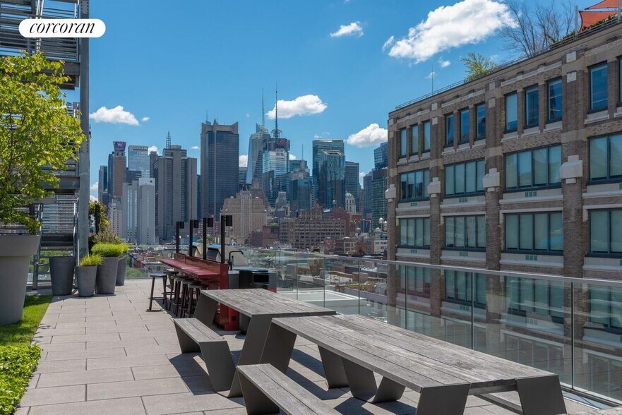 Building Photo - 547 W 47th St