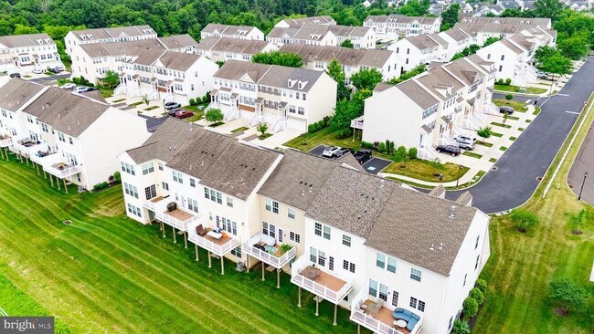 Building Photo - 303 Ellison Dr