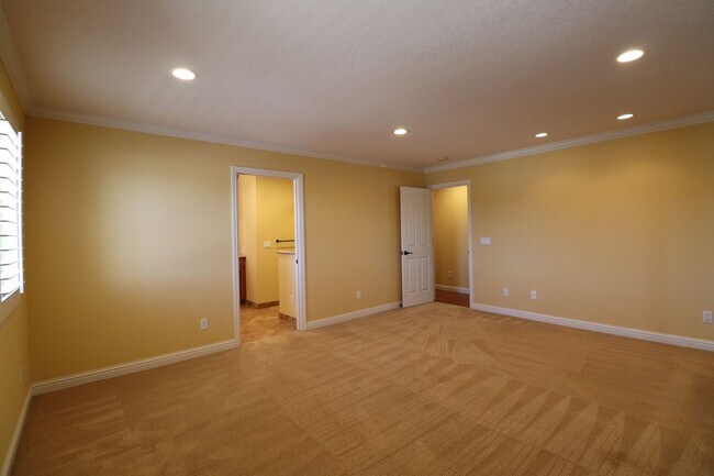 Building Photo - Beautiful Executive Home on the Golf Course
