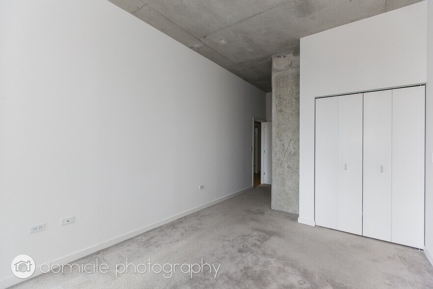 Building Photo - 235 W Van Buren St