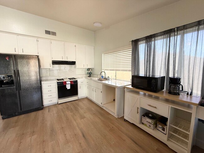 Building Photo - Fully Furnished 4-Bedroom Home in Prime Central Las Vegas Location