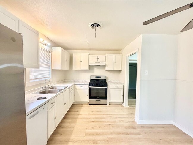 Building Photo - 5330 Wellington Dr