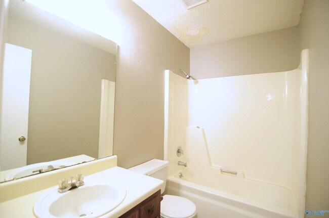 Building Photo - 2701 Lantern Walk SE