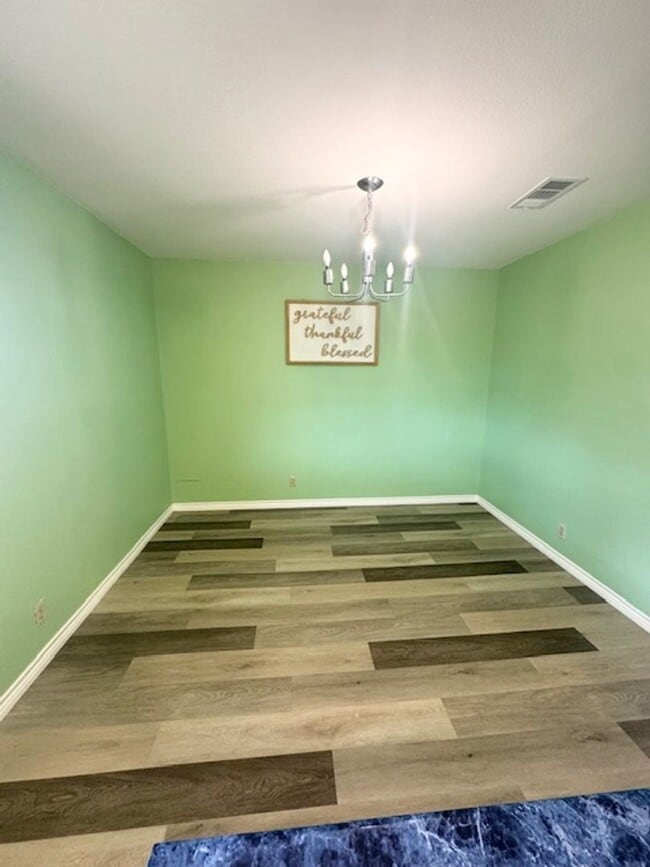Building Photo - Cozy 3/1.5 Ready To Rent ASAP