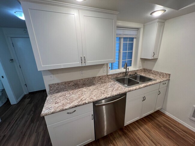 Building Photo - Two Bedroom Townhouse in South Salem with ...