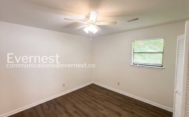 Building Photo - 2 Bed/1.5 Bath Home with Off-Street Parking / Pet-Friendly / Available Now!