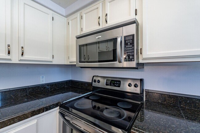 Building Photo - Chandler's Best-Kept Secret: Spacious Cond...