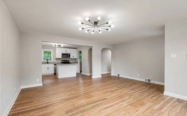 Building Photo - Modern 4 Bedroom Home with Granite Kitchen & Tiled Baths